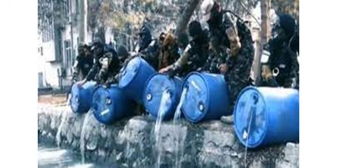 3000 ലിറ്റര് മദ്യം കനാലില് ഒഴുക്കി താലിബാന് 3000 ലിറ്റര് മദ്യം കനാലില് ഒഴുക്കി താലിബാന്