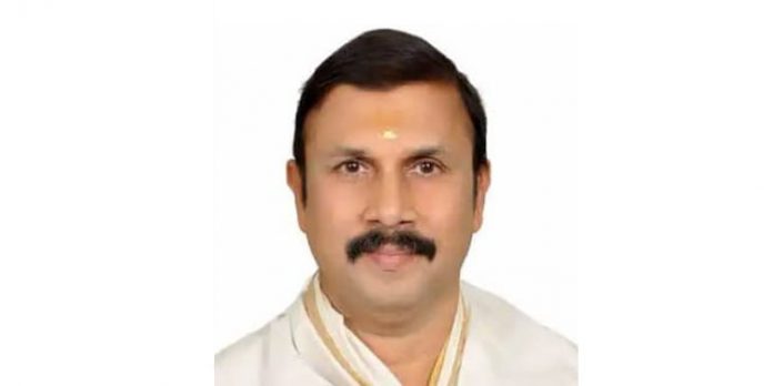 തിരുവാഭരണ ഘോഷയാത്രയിൽ രാജ പ്രതിനിധിയായി ശങ്കർ വർമ്മ പങ്കെടുക്കും തിരുവാഭരണ ഘോഷയാത്രയിൽ രാജ പ്രതിനിധിയായി ശങ്കർ വർമ്മ പങ്കെടുക്കും
