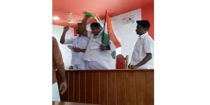 പഞ്ചായത്തില് യോഗത്തിനിടെ ദേഹത്ത് പെട്രോളൊഴിച്ച് കോൺഗ്രസ് അംഗം പഞ്ചായത്തില് യോഗത്തിനിടെ ദേഹത്ത് പെട്രോളൊഴിച്ച് കോൺഗ്രസ് അംഗം
