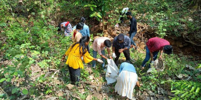 മാലിന്യങ്ങള് ശേഖരിച്ചു മാലിന്യങ്ങള് ശേഖരിച്ചു