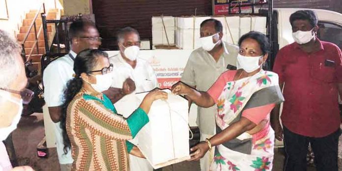 ജനകീയാസൂത്രണ രജതജൂബിലി യോടനുബന്ധിച്ച് തേനീച്ച കൃഷി കൂട് വിതരണം നടത്തി ജനകീയാസൂത്രണ രജതജൂബിലി യോടനുബന്ധിച്ച് തേനീച്ച കൃഷി കൂട് വിതരണം നടത്തി