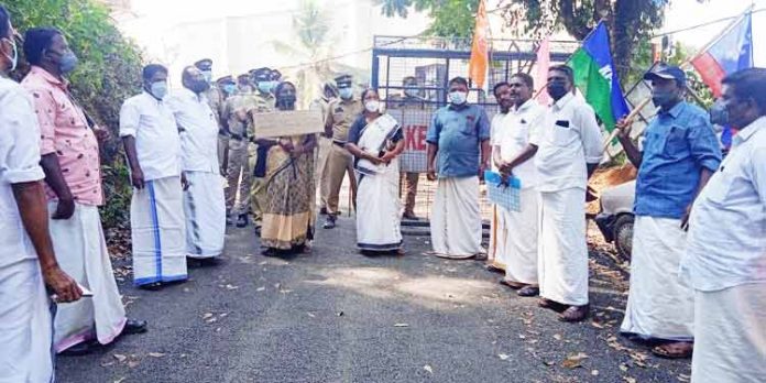 പട്ടികജാതി വർഗ്ഗ ഐക്യസമിതി റാന്നിയില് പോലീസ് സ്റ്റേഷൻ മാർച്ച് നടത്തി പട്ടികജാതി വർഗ്ഗ ഐക്യസമിതി റാന്നിയില് പോലീസ് സ്റ്റേഷൻ മാർച്ച് നടത്തി