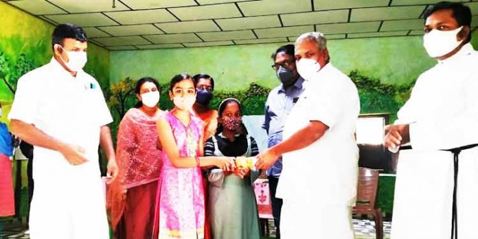എണ്ണൂറാംവയല് സി.എം.എസ് സ്കൂളിന്റെ ഇക്കോ ബ്രിക്സ് ചലഞ്ചിന് തുടക്കമായി എണ്ണൂറാംവയല് സി.എം.എസ് സ്കൂളിന്റെ ഇക്കോ ബ്രിക്സ് ചലഞ്ചിന് തുടക്കമായി