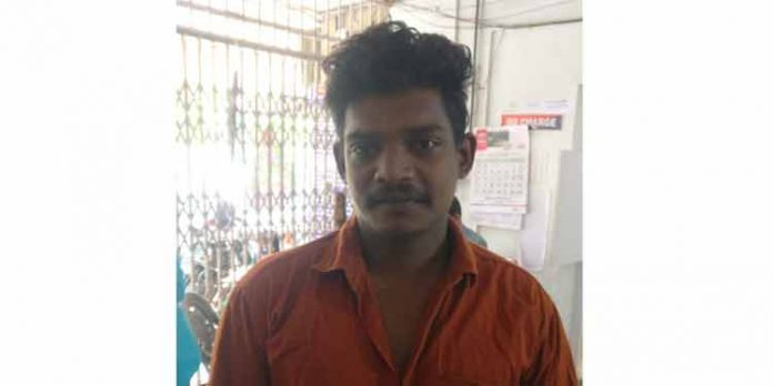 പോലീസ് ഉദ്യോഗസ്ഥരെ ആക്രമിക്കാന് ശ്രമിച്ച പ്രതി പിടിയിലായി പോലീസ് ഉദ്യോഗസ്ഥരെ ആക്രമിക്കാന് ശ്രമിച്ച പ്രതി പിടിയിലായി