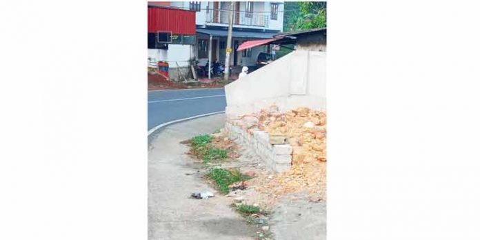 ചാലപ്പള്ളി – ചുങ്കപ്പാറ പാടിമണ്ണ് റോഡിൽ അനധികൃത കയേറ്റം വ്യാപകം ചാലപ്പള്ളി – ചുങ്കപ്പാറ പാടിമണ്ണ് റോഡിൽ അനധികൃത കയേറ്റം വ്യാപകം