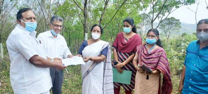 പഴവങ്ങാടിയില് ജലസംഭരണി പണിയുന്നതിന് അഞ്ചു സെന്റ് സ്ഥലം പഞ്ചായത്തിന് സൗജന്യമായി നല്കി പഴവങ്ങാടിയില് ജലസംഭരണി പണിയുന്നതിന് അഞ്ചു സെന്റ് സ്ഥലം പഞ്ചായത്തിന് സൗജന്യമായി നല്കി