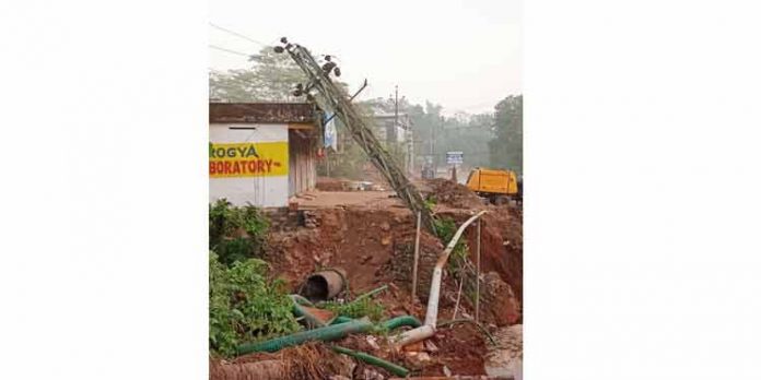 വൈദ്യുതി തൂണ് ചരിഞ്ഞു : അപകടം ഒഴിവായത് തലനാരിഴയ്ക്ക് വൈദ്യുതി തൂണ് ചരിഞ്ഞു : അപകടം ഒഴിവായത് തലനാരിഴയ്ക്ക്