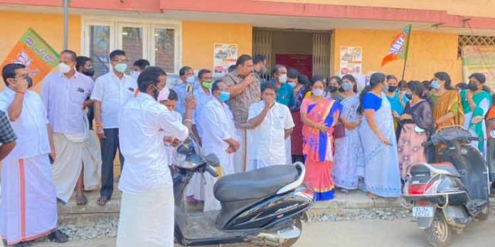 മഹിളാ മോർച്ച റാന്നി നിയോജകമണ്ഡലം കമ്മിറ്റിയുടെ നേതൃത്വത്തില് പഞ്ചായത്ത് ഓഫീസ് ഉപരോധിച്ചു മഹിളാ മോർച്ച റാന്നി നിയോജകമണ്ഡലം കമ്മിറ്റിയുടെ നേതൃത്വത്തില് പഞ്ചായത്ത് ഓഫീസ് ഉപരോധിച്ചു