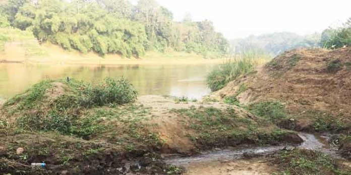 കുളിക്കടവുകളിലെ മണ്ണും ചെളിയും നീക്കാന് നടപടിയില്ലെങ്കില് സമരം ചെയ്യുമെന്ന് പ്രഖ്യാപിച്ച് ഐത്തല വാര്ഡംഗം കുളിക്കടവുകളിലെ മണ്ണും ചെളിയും നീക്കാന് നടപടിയില്ലെങ്കില് സമരം ചെയ്യുമെന്ന് പ്രഖ്യാപിച്ച് ഐത്തല വാര്ഡംഗം