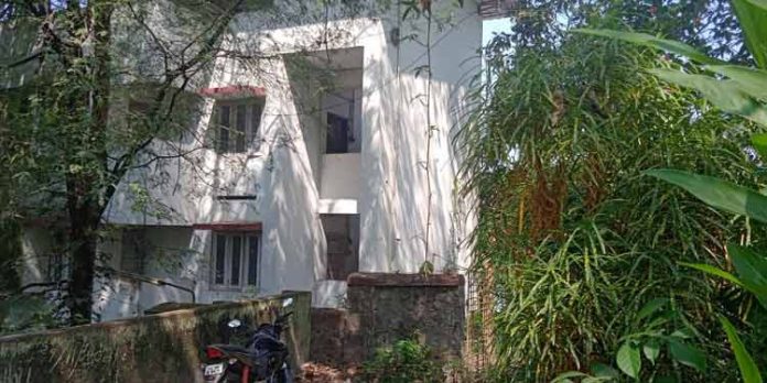 റാന്നിയില് പോസ്റ്റൽ വകുപ്പിന്റെ ക്വാർട്ടേഴ്സ് കാടുമൂടിയ നിലയില് റാന്നിയില് പോസ്റ്റൽ വകുപ്പിന്റെ ക്വാർട്ടേഴ്സ് കാടുമൂടിയ നിലയില്