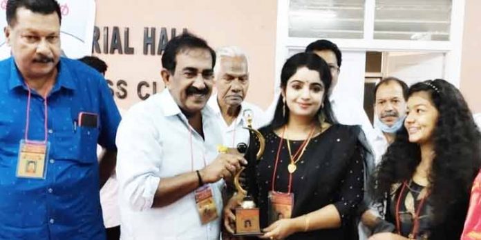 മത്തായി മാഞ്ഞൂരാൻ സ്മാരക പുരസ്കാരം രശ്മിരാജിന് മത്തായി മാഞ്ഞൂരാൻ സ്മാരക പുരസ്കാരം രശ്മിരാജിന്