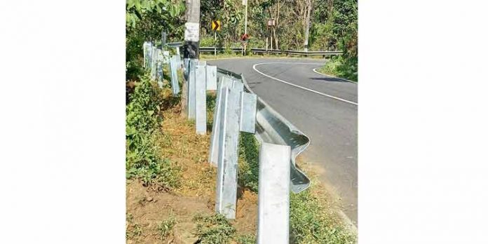 തീർത്ഥാടന പാതയിൽ പള്ളിക്കമുരുപ്പ് കുളിക്കടവ് ഭാഗത്ത് സ്ഥാപിച്ചിരുന്ന റോഡ് ക്രാഷ് ബാരിയര് തകർന്നു തീർത്ഥാടന പാതയിൽ പള്ളിക്കമുരുപ്പ് കുളിക്കടവ് ഭാഗത്ത് സ്ഥാപിച്ചിരുന്ന റോഡ് ക്രാഷ് ബാരിയര് തകർന്നു