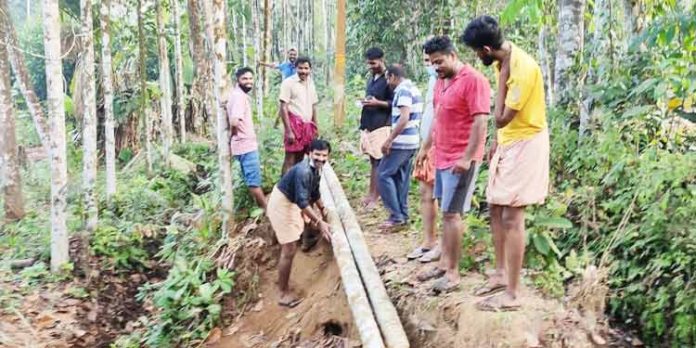 ഇളകൊള്ളൂർ സേവാഭാരതിയുടെ നേതൃത്വത്തിൽ നടപ്പാത താല്ക്കാലികമായി പുനസ്ഥാപിച്ചു ഇളകൊള്ളൂർ സേവാഭാരതിയുടെ നേതൃത്വത്തിൽ നടപ്പാത താല്ക്കാലികമായി പുനസ്ഥാപിച്ചു