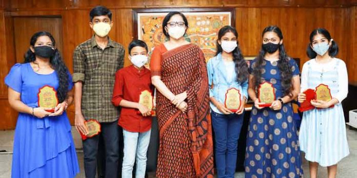 മലയാള ഭാഷയോടുള്ള സ്നേഹം കൈവിടരുത് : ജില്ലാ കളക്ടര് ഡോ.ദിവ്യ എസ് അയ്യര് മലയാള ഭാഷയോടുള്ള സ്നേഹം കൈവിടരുത് : ജില്ലാ കളക്ടര് ഡോ.ദിവ്യ എസ് അയ്യര്