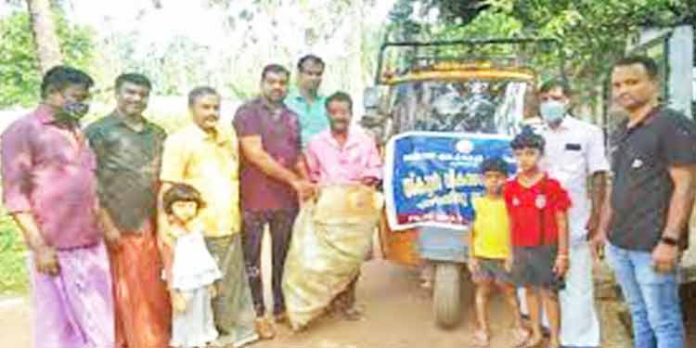 ആക്രി പെറുക്കാൻചാക്കുമായി അധ്യാപകരിറങ്ങി ; ലക്ഷ്യം സ്കൂൾ വികസനം ആക്രി പെറുക്കാൻചാക്കുമായി അധ്യാപകരിറങ്ങി ; ലക്ഷ്യം സ്കൂൾ വികസനം