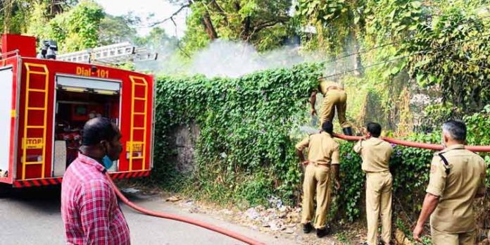തിരുവല്ല നഗര മധ്യത്തില് കൂട്ടിയിട്ടിരുന്ന മാലിന്യത്തിന് തീ പിടിച്ച് വൻ അഗ്നിബാധ തിരുവല്ല നഗര മധ്യത്തില് കൂട്ടിയിട്ടിരുന്ന മാലിന്യത്തിന് തീ പിടിച്ച് വൻ അഗ്നിബാധ