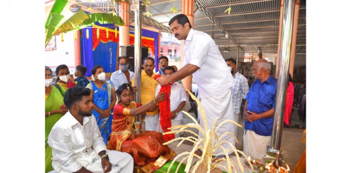 നിർധന യുവതിക്ക് കതിർമണ്ഡപമൊരുക്കി തോട്ടമൺകാവ് ദേവസ്വം നിർധന യുവതിക്ക് കതിർമണ്ഡപമൊരുക്കി തോട്ടമൺകാവ് ദേവസ്വം