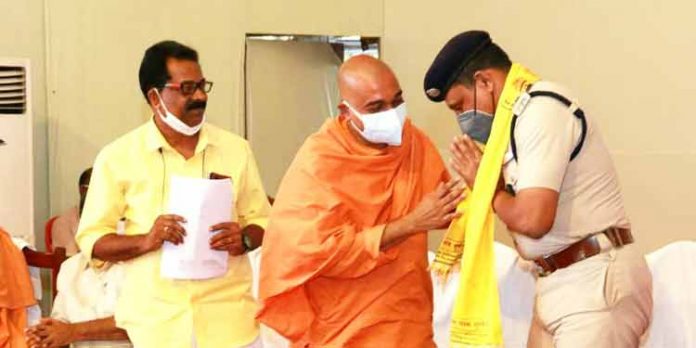 വർക്കല ഡി.വൈ.എസ്.പി പി.നിയാസിന് ശിവഗിരി മഠത്തിന്റെ അനുമോദനം വർക്കല ഡി.വൈ.എസ്.പി പി.നിയാസിന് ശിവഗിരി മഠത്തിന്റെ അനുമോദനം