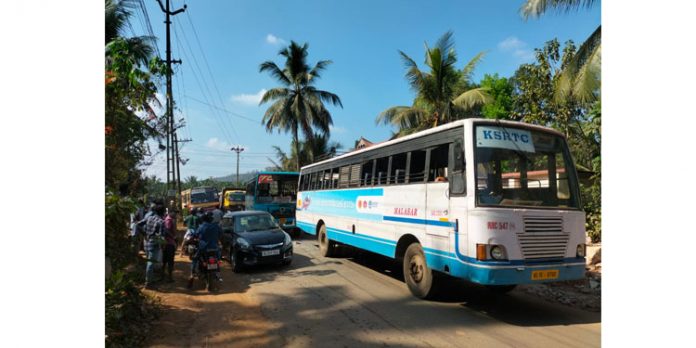 കോന്നിയില് കെഎസ്ആര്ടിസിയുടെ പുറകില് സ്വകാര്യ ബസ് ഇടിച്ച് യാത്രക്കാര്ക്ക് പരുക്ക് കോന്നിയില് കെഎസ്ആര്ടിസിയുടെ പുറകില് സ്വകാര്യ ബസ് ഇടിച്ച് യാത്രക്കാര്ക്ക് പരുക്ക്