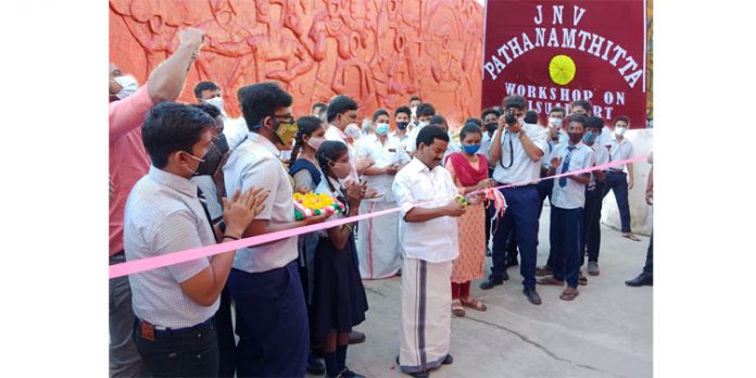 ശില്പ്പങ്ങള് വിദ്യാലയത്തിന് സമര്പ്പിച്ചു ശില്പ്പങ്ങള് വിദ്യാലയത്തിന് സമര്പ്പിച്ചു