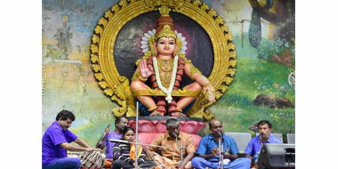 സംഗീത സാന്ദ്രമായി ശബരിമല ; ഗാനാര്ച്ചനയുമായി ഗായക സംഘം സംഗീത സാന്ദ്രമായി ശബരിമല ; ഗാനാര്ച്ചനയുമായി ഗായക സംഘം