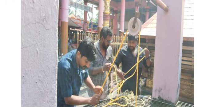 മലയാലപ്പുഴ ദേവി ക്ഷേത്ര കിണറ്റിലെ തൊട്ടിയും കയറും ഉപയോഗശൂന്യമായി ; അഭിഷേകത്തിന് പൈപ്പ് വെള്ളം – പ്രതിഷേധം മലയാലപ്പുഴ ദേവി ക്ഷേത്ര കിണറ്റിലെ തൊട്ടിയും കയറും ഉപയോഗശൂന്യമായി ; അഭിഷേകത്തിന് പൈപ്പ് വെള്ളം – പ്രതിഷേധം