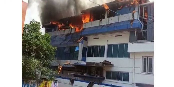 ഷോർട്ട് സർക്യൂട്ട് : അരൂരില് സീഫുഡ് കമ്പനിയില് തീപ്പിടുത്തം ; തീ നിയന്ത്രണ വിധേയമാക്കി ഷോർട്ട് സർക്യൂട്ട് : അരൂരില് സീഫുഡ് കമ്പനിയില് തീപ്പിടുത്തം ; തീ നിയന്ത്രണ വിധേയമാക്കി