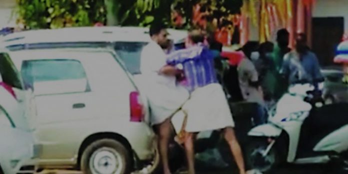 ക്ഷേത്രത്തിന് മുന്നില് ബിജെപി നേതാക്കള് തമ്മില് പൊരിഞ്ഞ അടി ക്ഷേത്രത്തിന് മുന്നില് ബിജെപി നേതാക്കള് തമ്മില് പൊരിഞ്ഞ അടി