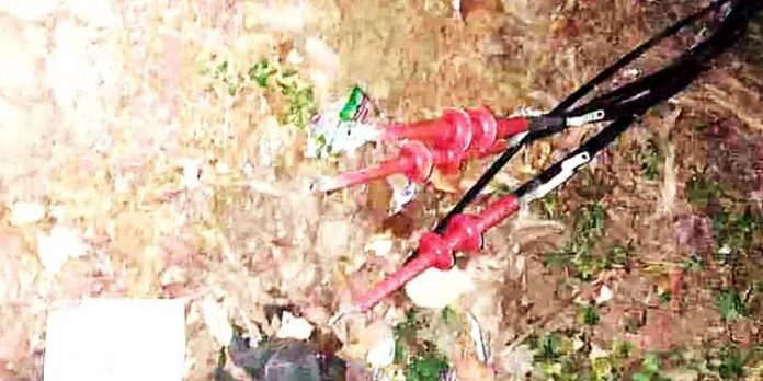വൈദ്യുതി കേബിള് ഇളകി വീണ് സ്കൂട്ടര് യാത്രികര്ക്ക് പരിക്ക് വൈദ്യുതി കേബിള് ഇളകി വീണ് സ്കൂട്ടര് യാത്രികര്ക്ക് പരിക്ക്