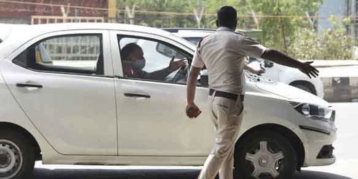 കാറില് ഒറ്റക്ക് യാത്ര ചെയ്യുമ്ബോള്മാസ്ക് ധരിക്കണമെന്ന് സര്ക്കാര് പറയുന്നത് അസംബന്ധം : ഡല്ഹി ഹൈക്കോടതി കാറില് ഒറ്റക്ക് യാത്ര ചെയ്യുമ്ബോള്മാസ്ക് ധരിക്കണമെന്ന് സര്ക്കാര് പറയുന്നത് അസംബന്ധം : ഡല്ഹി ഹൈക്കോടതി