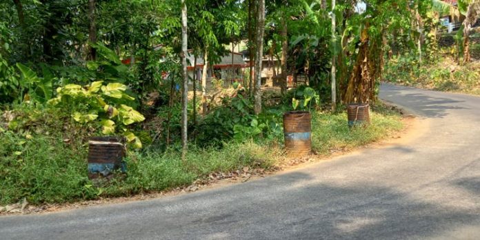 അറയ്ക്കമണ് ചുട്ടിപ്പാറ റോഡിലെ തകര്ന്ന കലുങ്ക് അപകട ഭീഷണി ഉയര്ത്തുന്നു അറയ്ക്കമണ് ചുട്ടിപ്പാറ റോഡിലെ തകര്ന്ന കലുങ്ക് അപകട ഭീഷണി ഉയര്ത്തുന്നു