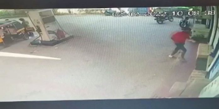 പെട്രോള് പമ്പില് നിന്ന് പട്ടാപ്പകല് 2 ലക്ഷം രൂപ കവര്ന്നു പെട്രോള് പമ്പില് നിന്ന് പട്ടാപ്പകല് 2 ലക്ഷം രൂപ കവര്ന്നു