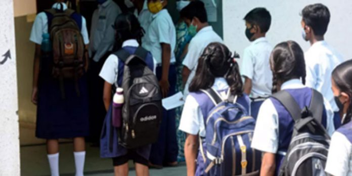 സ്കൂളുകളും കോളജുകളും തുറക്കാന് തീരുമാനം ; ഒന്ന് മുതല് ഒമ്പത് വരെയുള്ള ക്ലാസുകള് ഈ മാസം 14ന് സ്കൂളുകളും കോളജുകളും തുറക്കാന് തീരുമാനം ; ഒന്ന് മുതല് ഒമ്പത് വരെയുള്ള ക്ലാസുകള് ഈ മാസം 14ന്