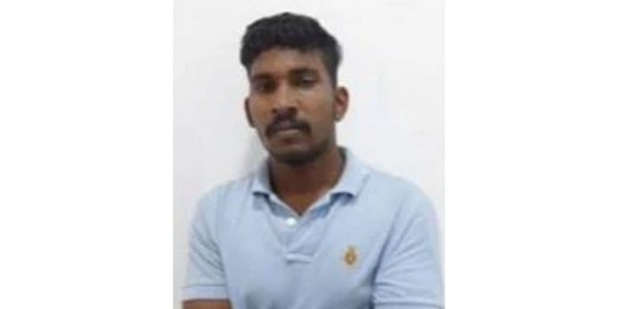 ഒറ്റപ്പാലം ബാർഹോട്ടലിൽ നിന്ന് തോക്കും തിരകളുമായി യുവാവ് പിടിയിൽ ഒറ്റപ്പാലം ബാർഹോട്ടലിൽ നിന്ന് തോക്കും തിരകളുമായി യുവാവ് പിടിയിൽ