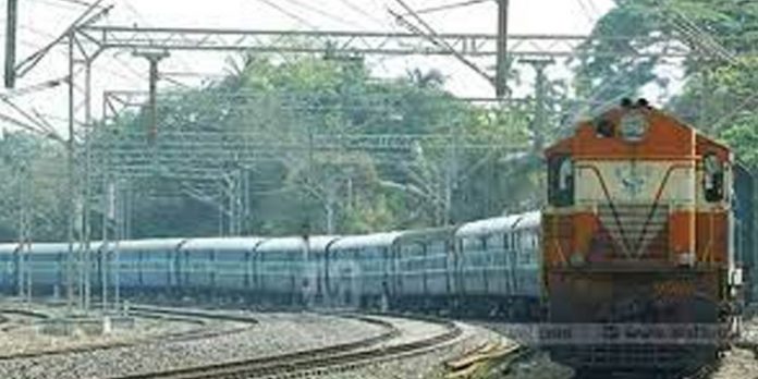വൈക്കത്ത് റെയില്വേ ട്രാക്കില് കോണ്ക്രീറ്റ് സ്ലാബും മരക്കഷ്ണവും വൈക്കത്ത് റെയില്വേ ട്രാക്കില് കോണ്ക്രീറ്റ് സ്ലാബും മരക്കഷ്ണവും