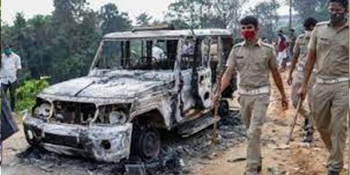 സാബു കൈയൊഴിഞ്ഞു ; പ്രതികളുടെ ജാമ്യത്തിന് പിരിവുമായി കിറ്റെക്സ് തൊഴിലാളികൾ സാബു കൈയൊഴിഞ്ഞു ; പ്രതികളുടെ ജാമ്യത്തിന് പിരിവുമായി കിറ്റെക്സ് തൊഴിലാളികൾ
