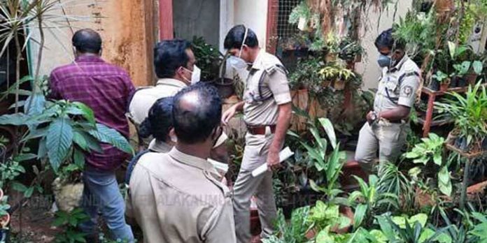 യുവതിയെ കടയ്ക്കുള്ളില് മരിച്ച നിലയിൽ കണ്ടെത്തി ; കഴുത്തിൽ ആഴത്തിൽ മുറിവ് യുവതിയെ കടയ്ക്കുള്ളില് മരിച്ച നിലയിൽ കണ്ടെത്തി ; കഴുത്തിൽ ആഴത്തിൽ മുറിവ്