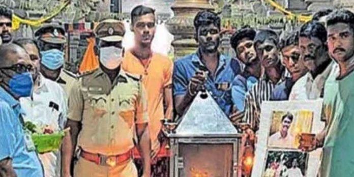 വാവ സുരേഷിന്റെ ആരോഗ്യ പുരോഗതിക്കായി തമിഴ്നാട് പോലീസിന്റെ പ്രത്യേക പൂജ വാവ സുരേഷിന്റെ ആരോഗ്യ പുരോഗതിക്കായി തമിഴ്നാട് പോലീസിന്റെ പ്രത്യേക പൂജ