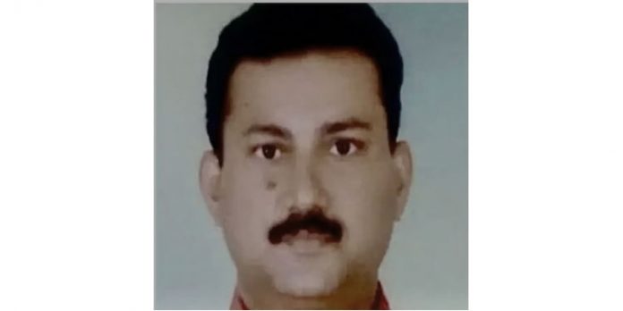 നാട്ടിലേക്ക് പോകാന് വിമാനത്തില് കയറുന്നതിനിടെ മലയാളി കുഴഞ്ഞു വീണ് മരിച്ചു നാട്ടിലേക്ക് പോകാന് വിമാനത്തില് കയറുന്നതിനിടെ മലയാളി കുഴഞ്ഞു വീണ് മരിച്ചു
