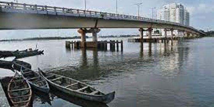 ഗോശ്രീ പാലത്തില് നിന്ന് യുവാവ് കപ്പല് ചാലിലേക്ക് ചാടി ഗോശ്രീ പാലത്തില് നിന്ന് യുവാവ് കപ്പല് ചാലിലേക്ക് ചാടി