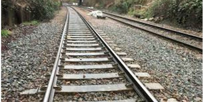 ഒരു വയസുള്ള കുഞ്ഞിനെ റെയില്വേ പാളത്തില് ഇരുത്തി അമ്മ ; യാത്രക്കാരും ഉദ്യോഗസ്ഥരും രക്ഷയ്ക്കെത്തി ഒരു വയസുള്ള കുഞ്ഞിനെ റെയില്വേ പാളത്തില് ഇരുത്തി അമ്മ ; യാത്രക്കാരും ഉദ്യോഗസ്ഥരും രക്ഷയ്ക്കെത്തി