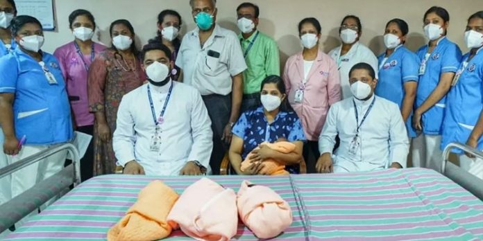 ഒറ്റ പ്രസവത്തിൽ നാല് കുഞ്ഞുങ്ങളുടെ അമ്മയായി കോട്ടയത്തെ നാൽപ്പത്തിരണ്ടുകാരി ഒറ്റ പ്രസവത്തിൽ നാല് കുഞ്ഞുങ്ങളുടെ അമ്മയായി കോട്ടയത്തെ നാൽപ്പത്തിരണ്ടുകാരി