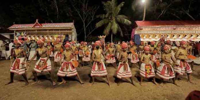 പുലവൃത്തം തുള്ളി ; കോട്ടാങ്ങല് ദേവിയുടെ പടയണിക്ക് പരിസമാപ്തി പുലവൃത്തം തുള്ളി ; കോട്ടാങ്ങല് ദേവിയുടെ പടയണിക്ക് പരിസമാപ്തി