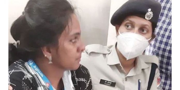 ട്രെയിന് യാത്രയ്ക്കിടെ റെയില്വേ ജീവനക്കാരിയെ കത്തികാട്ടി ഭീഷണിപ്പെടുത്തി സ്വര്ണ്ണം കവര്ന്നു ട്രെയിന് യാത്രയ്ക്കിടെ റെയില്വേ ജീവനക്കാരിയെ കത്തികാട്ടി ഭീഷണിപ്പെടുത്തി സ്വര്ണ്ണം കവര്ന്നു
