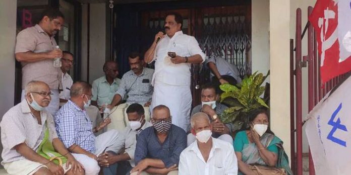 വ്യാപാരി വ്യവസായി സമിതിയുടെ നേതൃത്വത്തില് തമിഴ്നാട് മര്ക്കന്റയിന് ബാങ്ക് ഉപരോധിച്ചു വ്യാപാരി വ്യവസായി സമിതിയുടെ നേതൃത്വത്തില് തമിഴ്നാട് മര്ക്കന്റയിന് ബാങ്ക് ഉപരോധിച്ചു