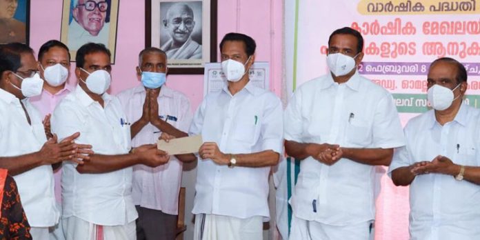 നെല്ലിന്റെ വൈവിധ്യവത്കരണം ഏറെ പ്രധാനം : ഓമല്ലൂര് ശങ്കരന് നെല്ലിന്റെ വൈവിധ്യവത്കരണം ഏറെ പ്രധാനം : ഓമല്ലൂര് ശങ്കരന്