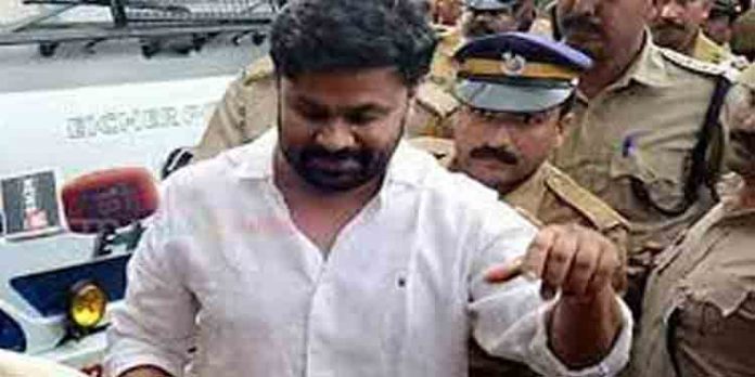 മുൻകൂർ ജാമ്യം ; വ്യവസ്ഥകൾ പാലിക്കാൻ ദിലീപ് കോടതിയിലെത്തി മുൻകൂർ ജാമ്യം ; വ്യവസ്ഥകൾ പാലിക്കാൻ ദിലീപ് കോടതിയിലെത്തി