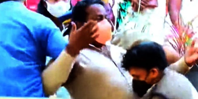 മുഖ്യമന്ത്രി പങ്കെടുക്കുന്ന പരിപാടിയുടെ വേദിയിലേക്ക് അതിക്രമിച്ച് കയറാന് യുവാവിന്റെ ശ്രമം മുഖ്യമന്ത്രി പങ്കെടുക്കുന്ന പരിപാടിയുടെ വേദിയിലേക്ക് അതിക്രമിച്ച് കയറാന് യുവാവിന്റെ ശ്രമം