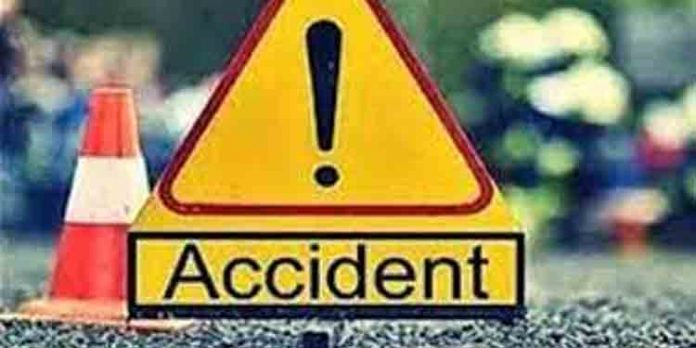 മദ്യലഹരിയില് യുവാക്കള് സഞ്ചരിച്ച കാര് നിയന്ത്രണംവിട്ട് ഡിവൈഡറില് ഇടിച്ചുകയറി മദ്യലഹരിയില് യുവാക്കള് സഞ്ചരിച്ച കാര് നിയന്ത്രണംവിട്ട് ഡിവൈഡറില് ഇടിച്ചുകയറി