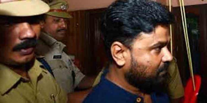 ദിലീപിന്റെ സഹോദരി ഭർത്താവ് സുരാജിന്റെ വീട്ടിൽ ക്രൈംബ്രാഞ്ച് റെയ്ഡ് ദിലീപിന്റെ സഹോദരി ഭർത്താവ് സുരാജിന്റെ വീട്ടിൽ ക്രൈംബ്രാഞ്ച് റെയ്ഡ്